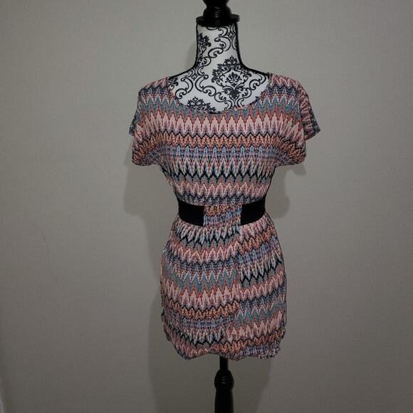 Love fire small blouse. Fun vibrant pattern - Picture 1 of 12